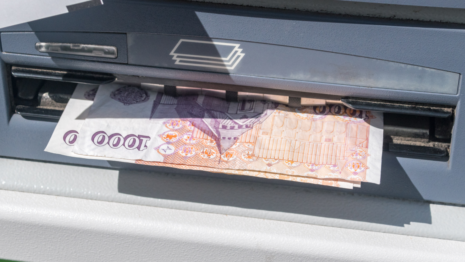 1000 Krona notes coming out of an ATM.