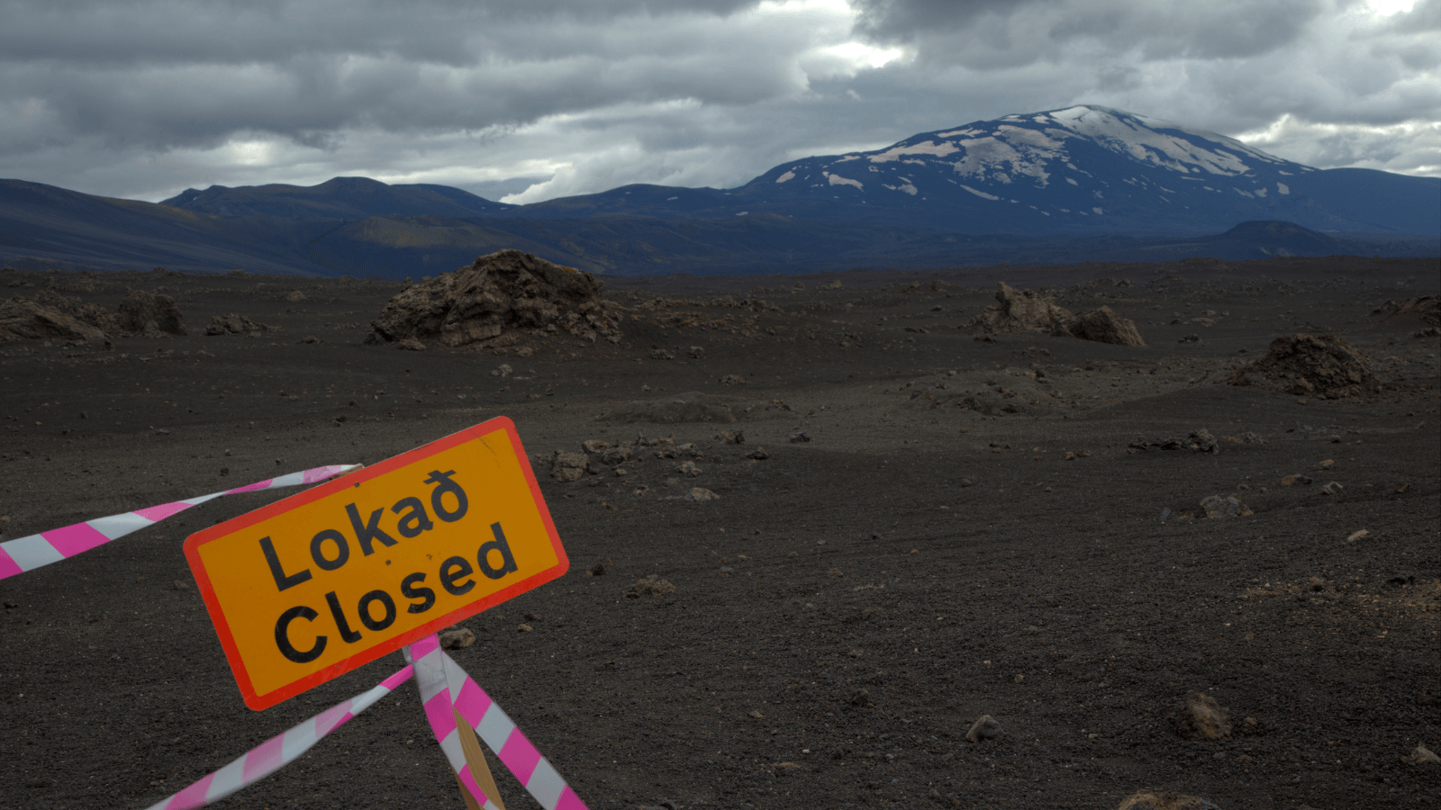 Hekla area closed for traffic because of eruption warning.