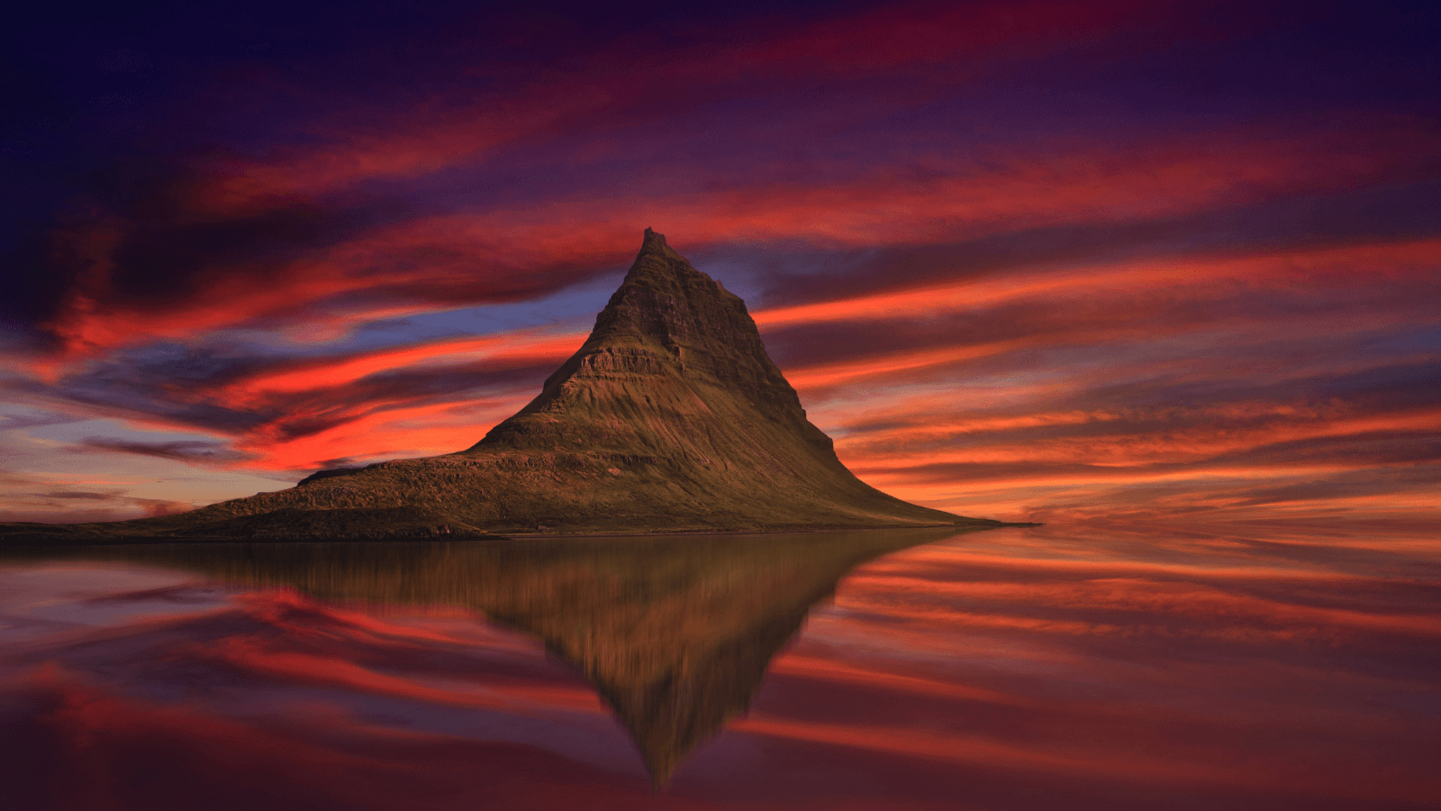  Kirkjufell Mountain on the Snaefellsnes peninsula in Iceland at sunset. 