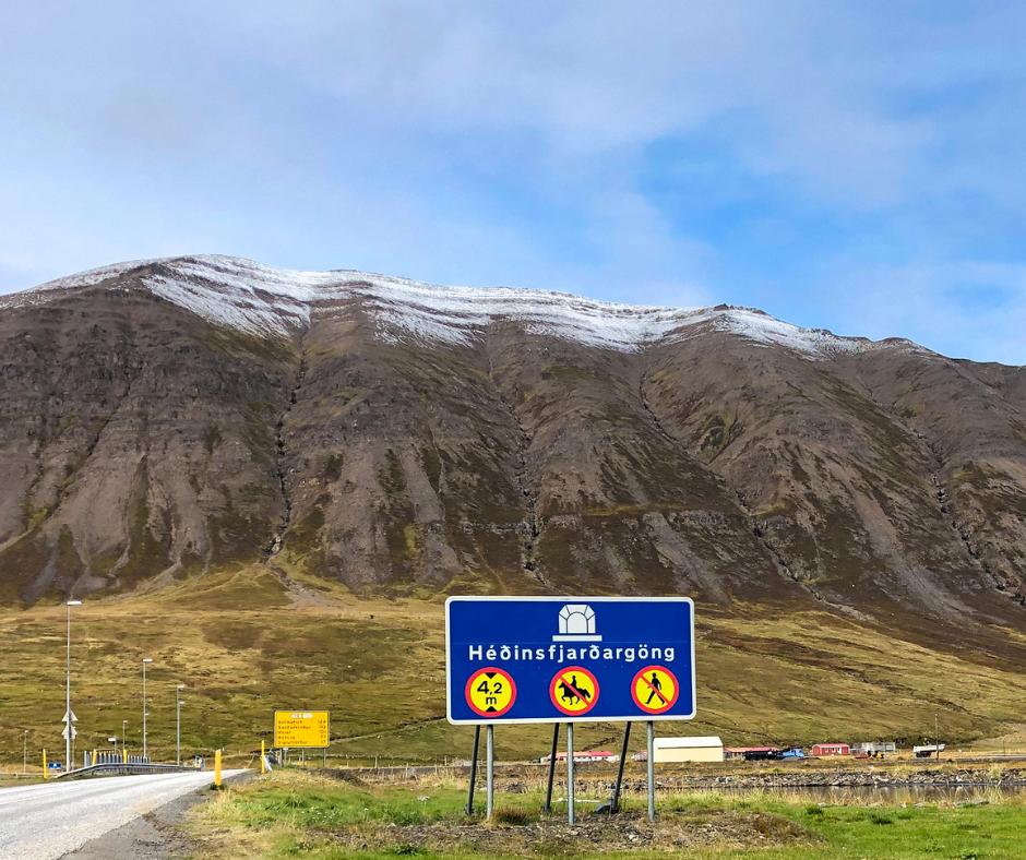 A road sign in North Iceland announcing a tunnel ahead.