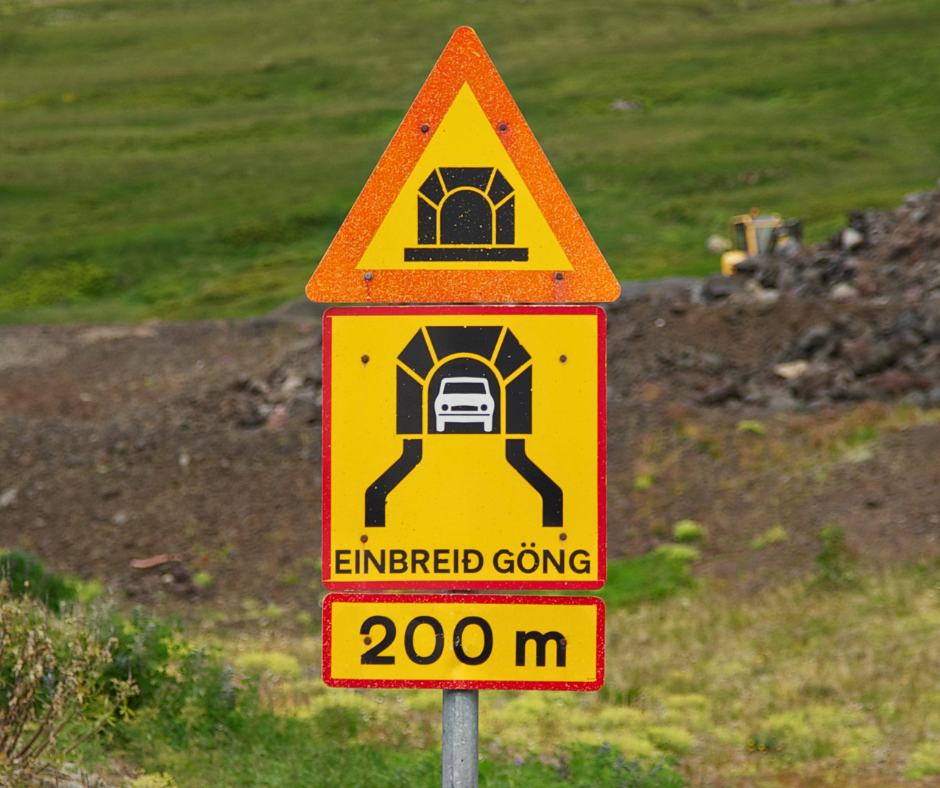 Sign indicating a tunnel in Iceland.